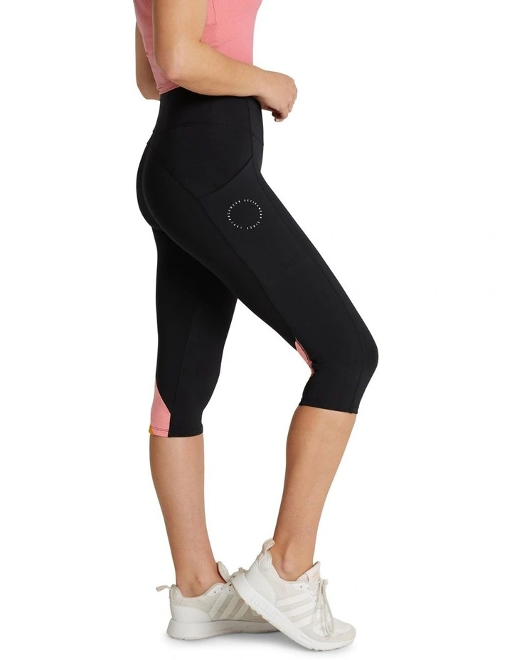 Blaze Pocket 3/4 Tights In Black - Image 3