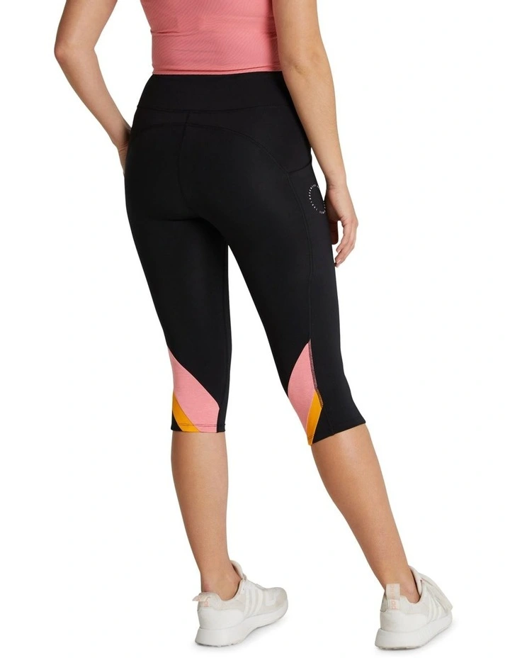 Blaze Pocket 3/4 Tights In Black - Image 4