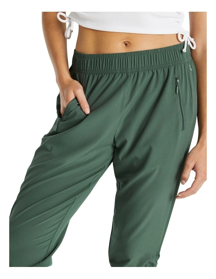 Light 3/4 Pant In Green - Image 5
