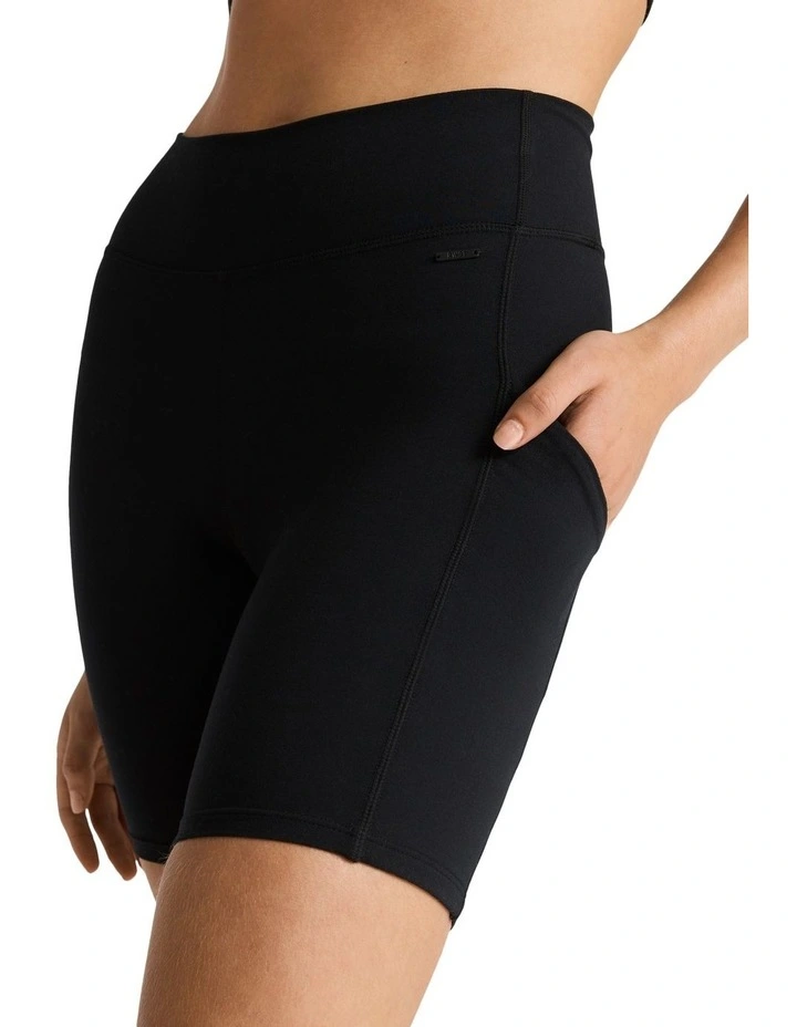 Melrose Pocket Bike Shorts In Black - Image 4